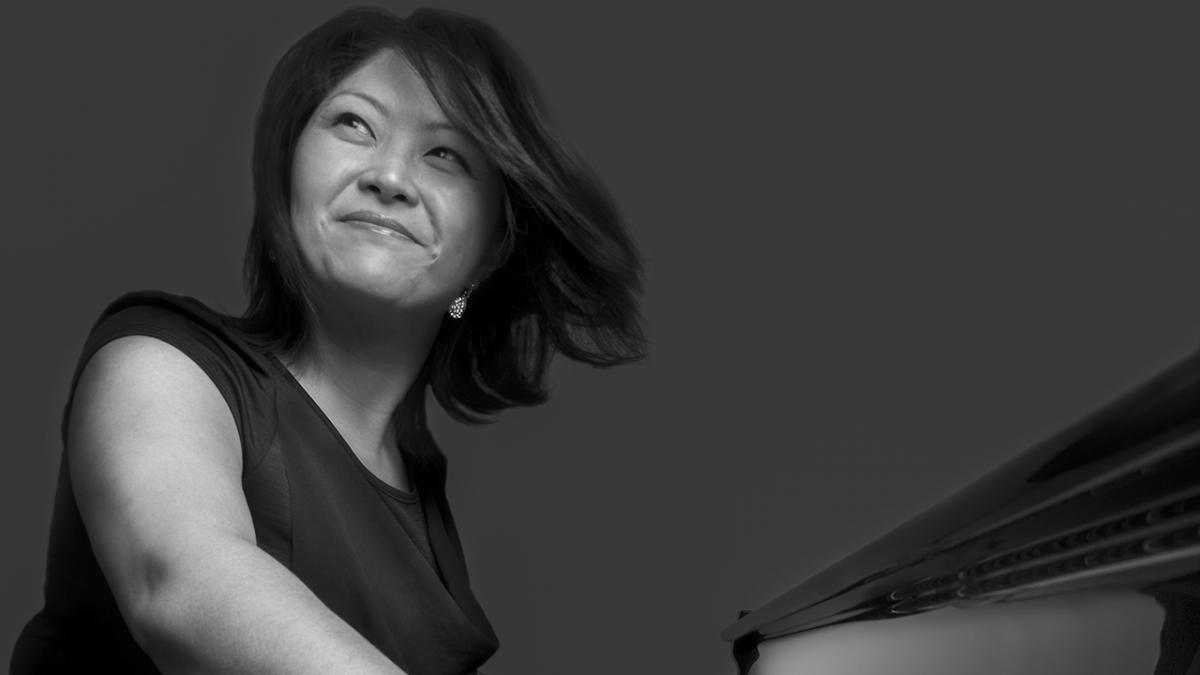 photo of Grace Kim on piano